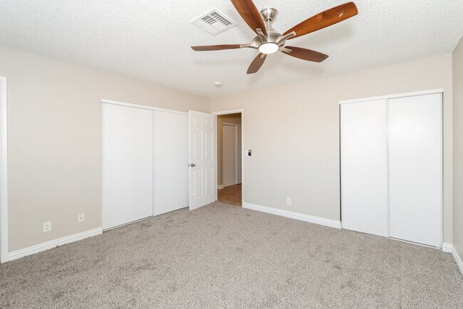 Building Photo - 390 Newbury Ct