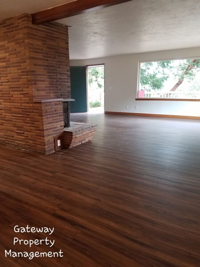 Building Photo - Spacious 3 bedroom