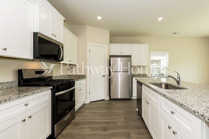 Building Photo - 3314 Quintana Dr