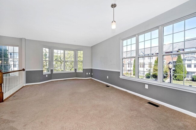 Building Photo - Fantastic End Unit Townhouse For Lease