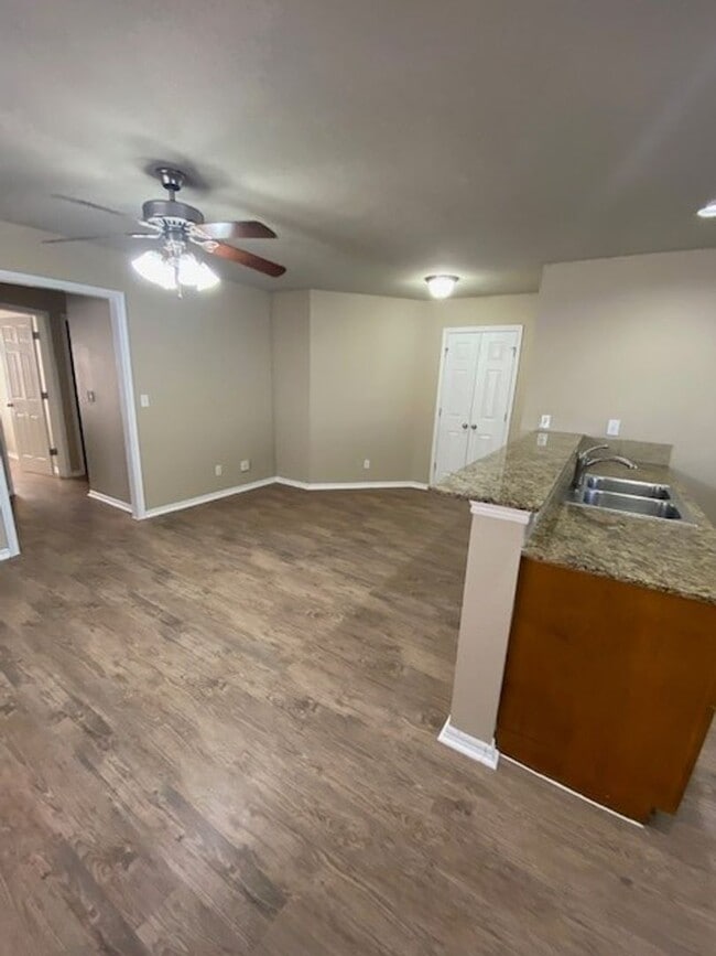 Building Photo - 2 bedrooms - 2 baths + Garage!! Self Showi...