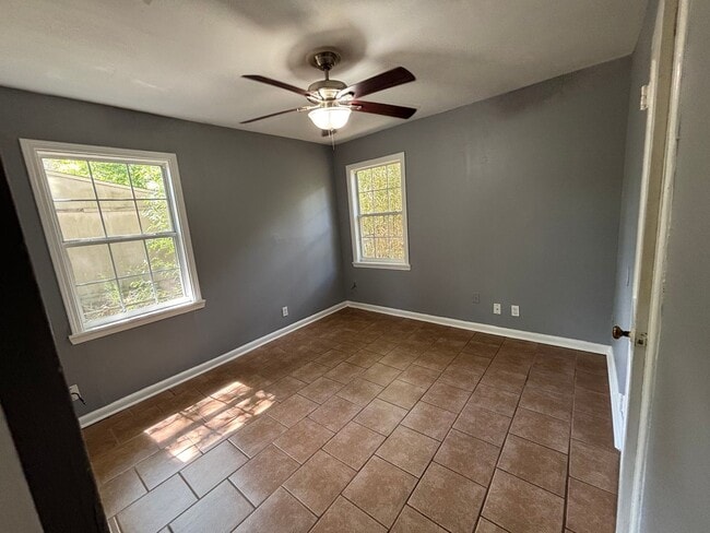 Building Photo - 3 bedroom- 1 bath!