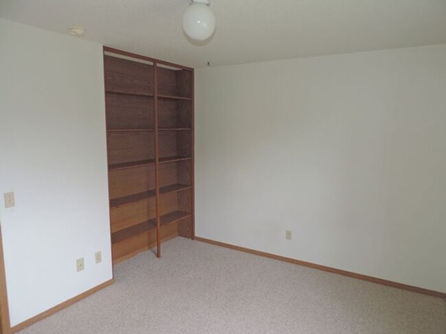 Building Photo - $900 | 2 Bedroom, 1 Bathroom Condo | Cat F...