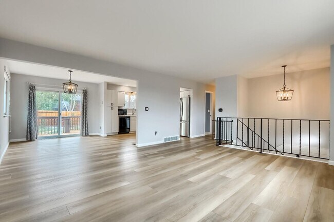 Building Photo - 4 BED 3 BATH HOUSE NEAR CREAK PARK!!!
