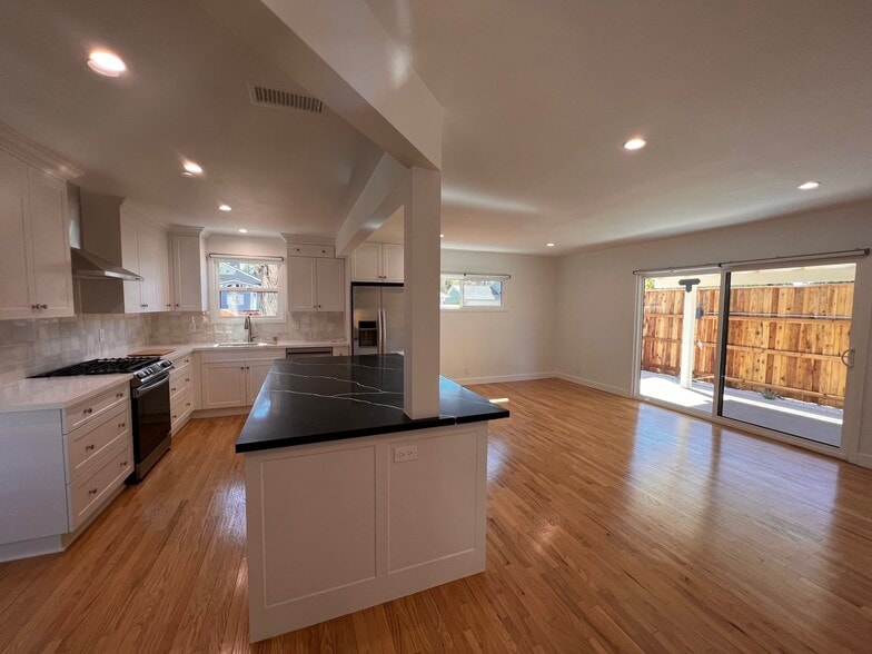 Building Photo - 6641 Glade Ave