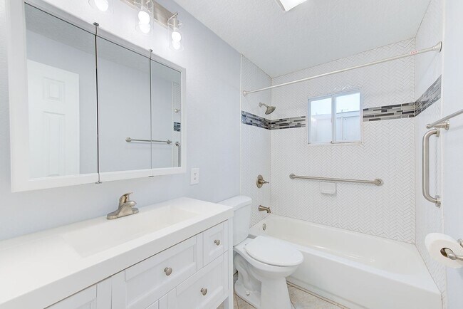 Building Photo - Waterfront 3BR/2BA Home – Walk to Beach + Boat Lift – $500 Off!