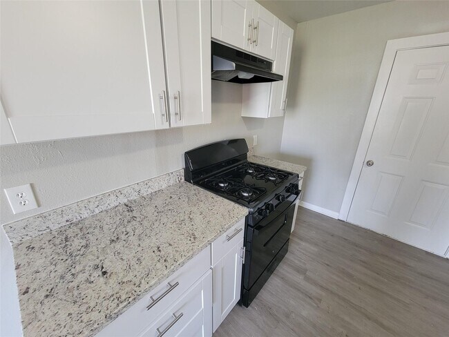 Building Photo - 4909 Holloway Dr