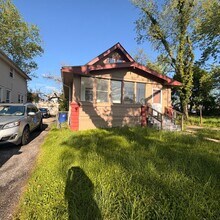 Building Photo - Charming 3 - Bedroom Property in Prime Location