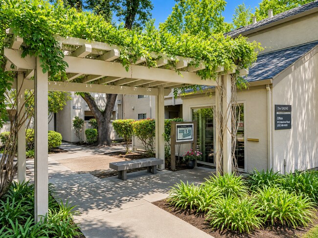 Building Photo - 997 Madrone Rd