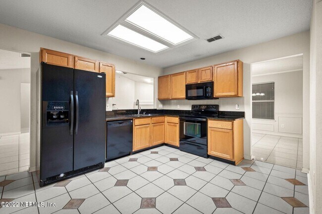 Building Photo - 12635 Chapeltown Cir E