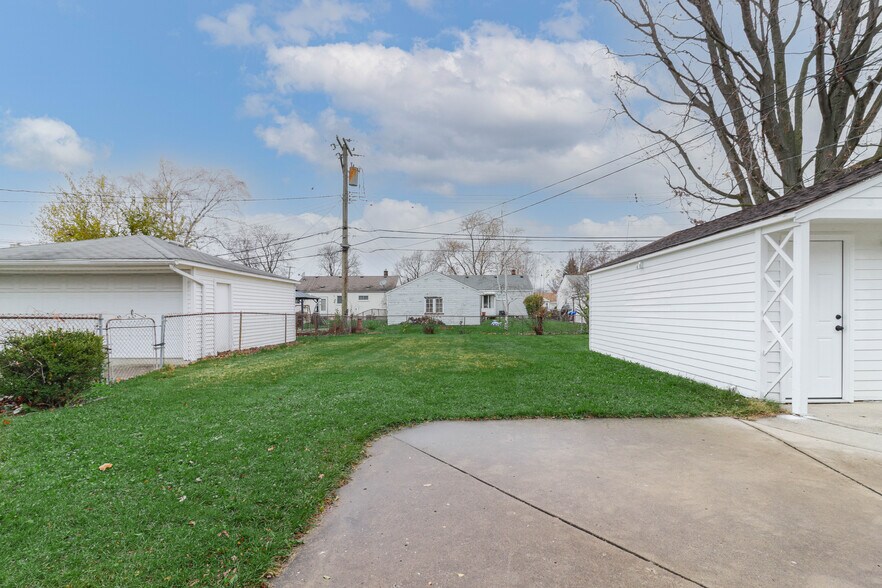 Exterior-Back - 29744 Rosslyn Ave