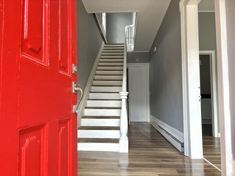 Building Photo - 709 Church St