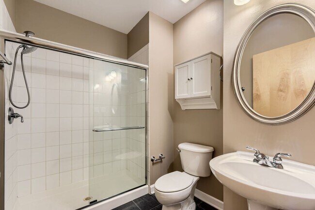 Building Photo - Beautiful 2BD/2BTH Apartment on Lawrence  FOR RENT!