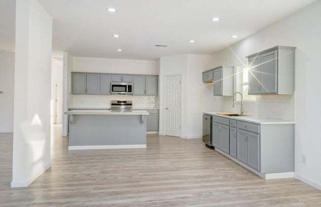 Building Photo - 117 Ori Ct