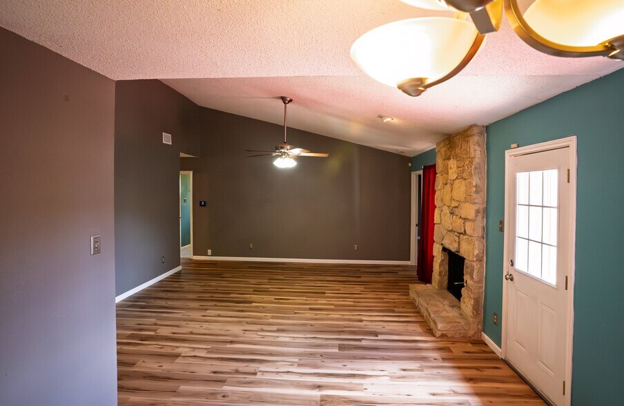 Building Photo - 9904 Briar Ridge Dr