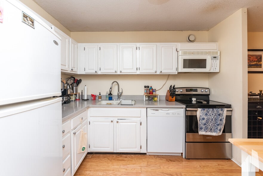 Building Photo - 899 S Plymouth Ct