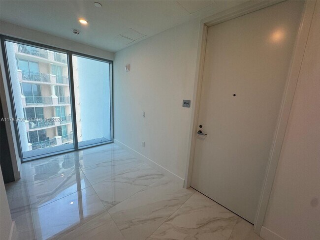 Building Photo - 17550 Collins Ave