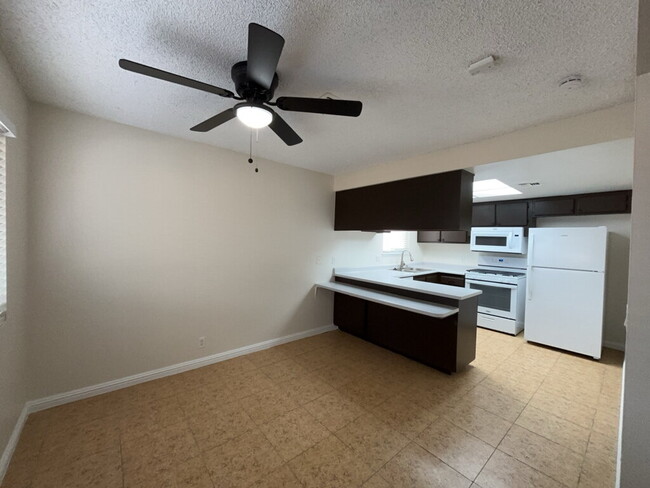 Building Photo - "Chic & Spacious 2-Bed Oasis in Prime Las ...