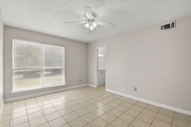 Building Photo - 1950 Spenwick Dr