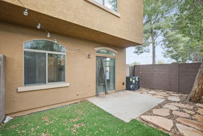 Building Photo - Charming 3-bed, 2-bath townhome in gated community!