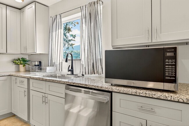 Building Photo - 4 Bedroom Flagstaff Rental