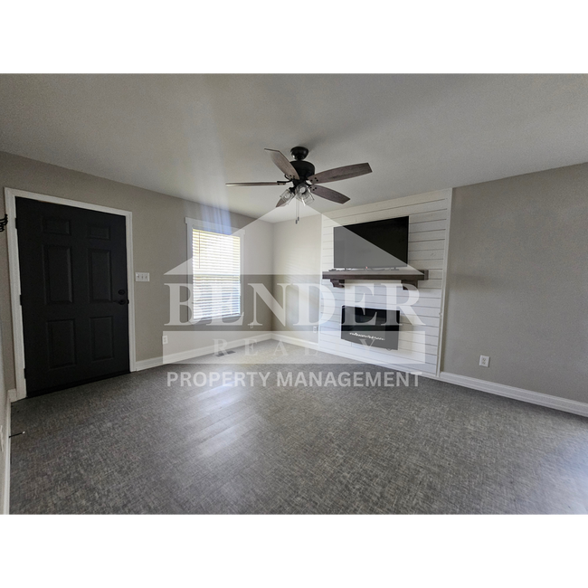 Building Photo - ADORABLE COTTAGE-STYLE HOME