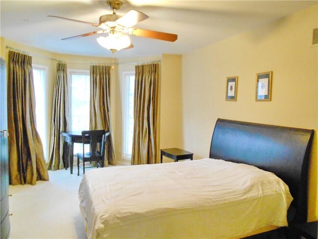 Building Photo - 1530 Scenic Hollow Dr