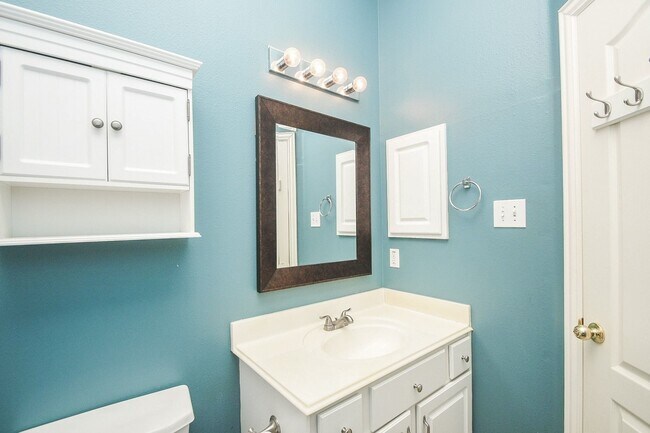 Building Photo - 5823 Knollwood Tr