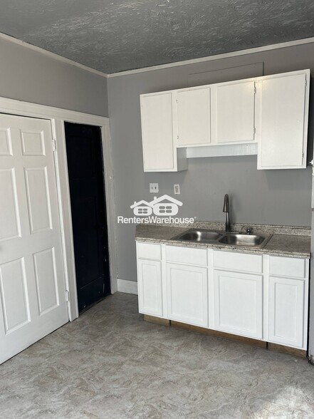 Building Photo - 3137 N 28th St