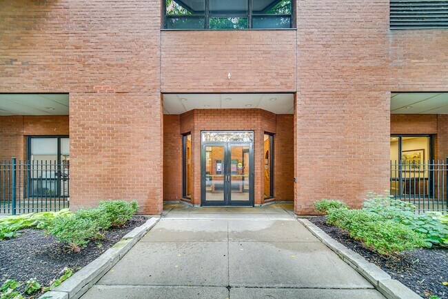 Building Photo - 899 S Plymouth Ct