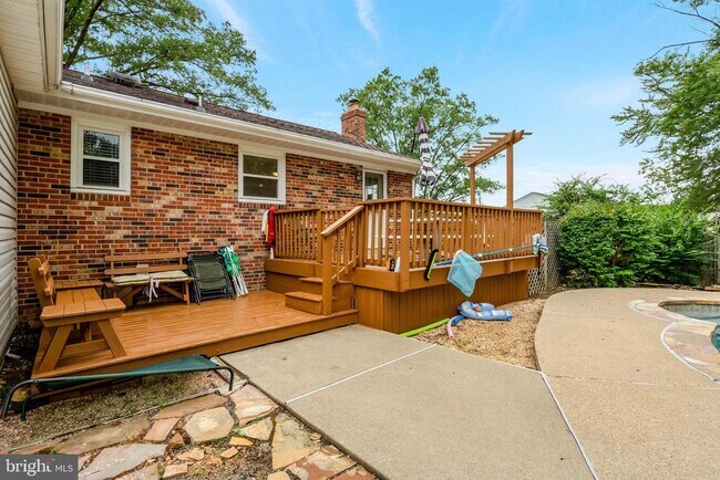 Building Photo - 4213 University Dr