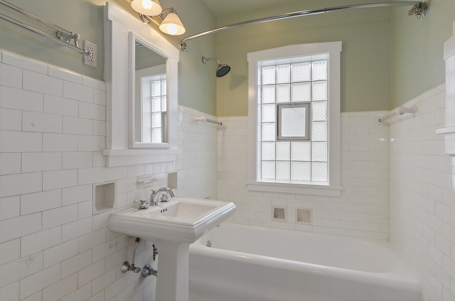 Building Photo - 1760 Henley St