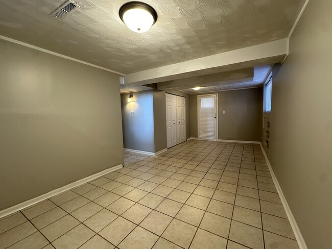 Building Photo - 315 E Rose St