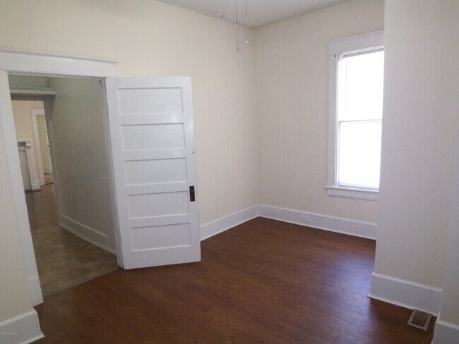 Building Photo - 705 E 5th St