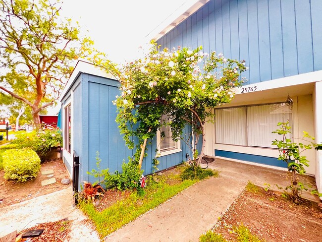 Building Photo - Spacious 3 bedroom 2 bath with attached ga...