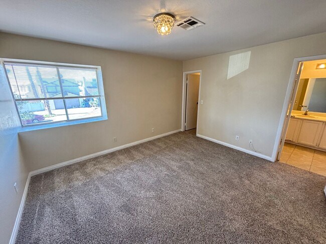 Building Photo - Spacious 3BED/3BATH Two story home located...