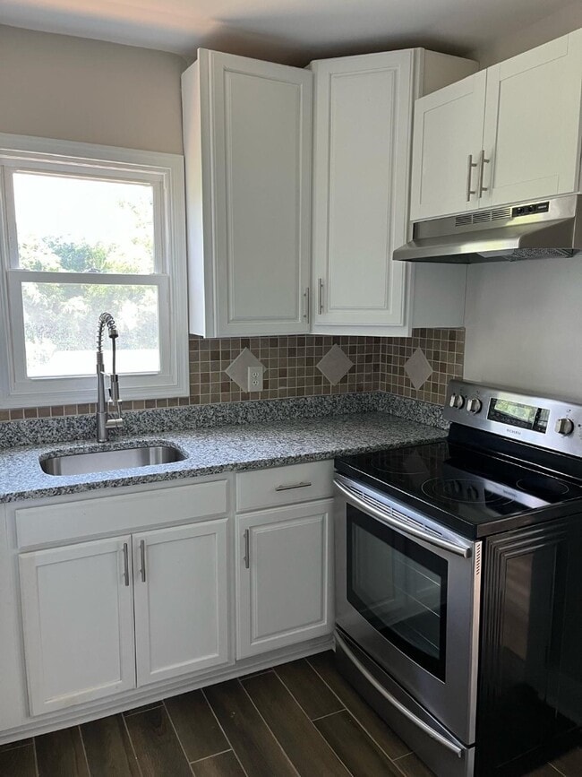 Building Photo - 305 Granville St