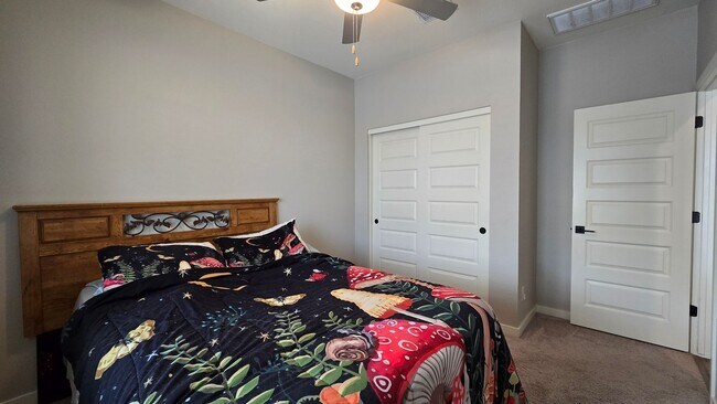 Building Photo - Cozy Never-Leased-Before 3 bedroom 2 bath home in Youngtown!