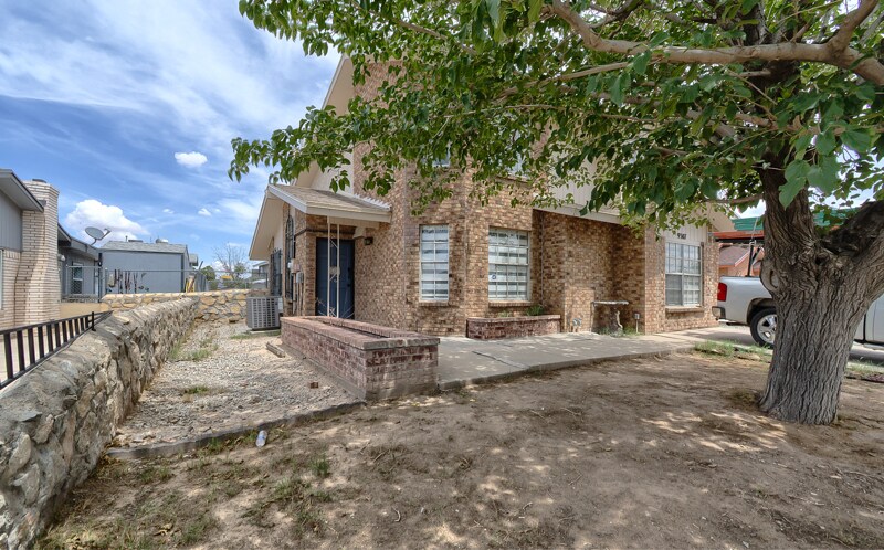 Building Photo - 9307 Chantilly Dr