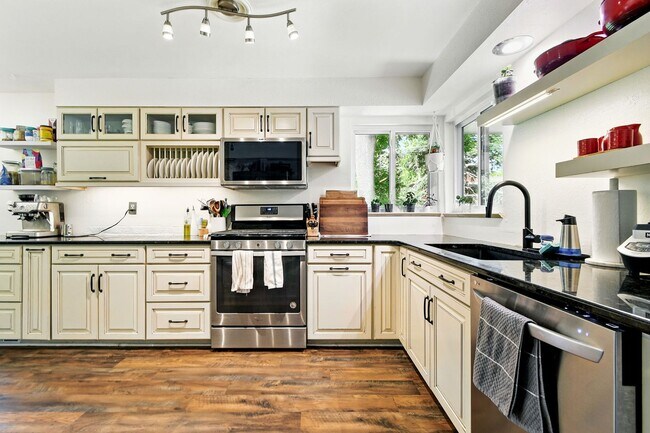 Building Photo - Fabulous 4 BR 3 bath home with fenced back...