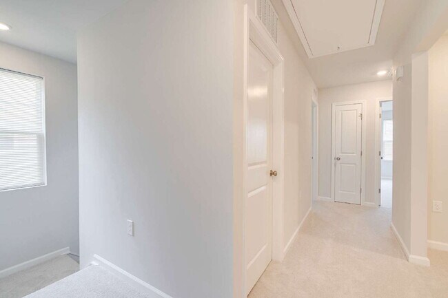 Building Photo - End-unit 3 bedroom townhome with Screened Porch!
