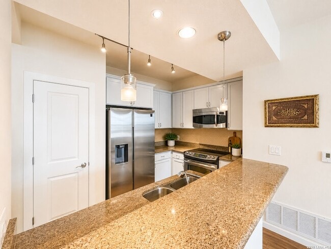 Building Photo - 7342 Oak Manor Dr