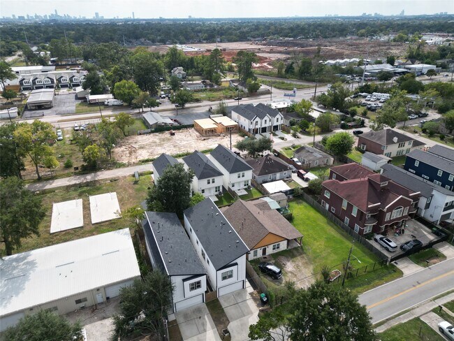 Building Photo - 5019 Creekmont Dr