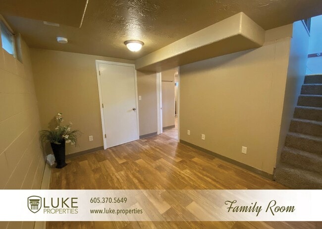 Building Photo - 102 S Lake Ave