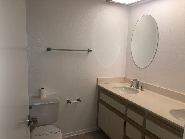 Building Photo - Bright 2 Bedroom Condo in Oceanside!