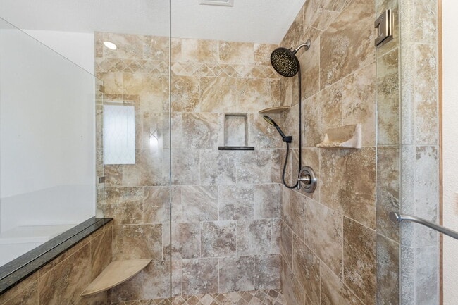Building Photo - Beautiful Executive Level Rental on Golf Course