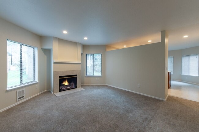 Building Photo - Beautifully Remodeled 2 Bed 2 Bath Redmond Condo!