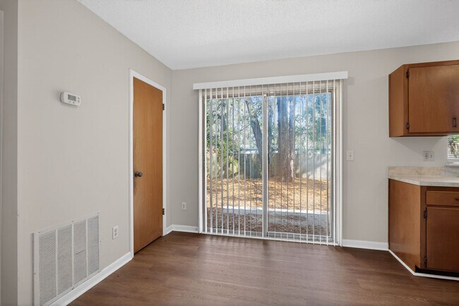 Building Photo - Nice family home!