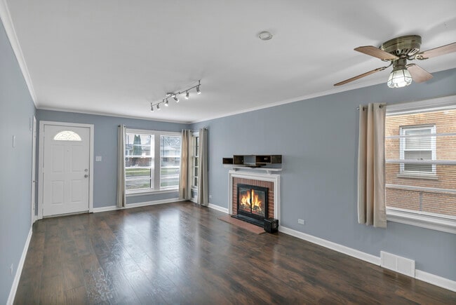 Building Photo - 7418 W Clarence Ave