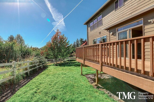 Building Photo - Large Pet Friendly 3 bed 2.5 bath home in ...